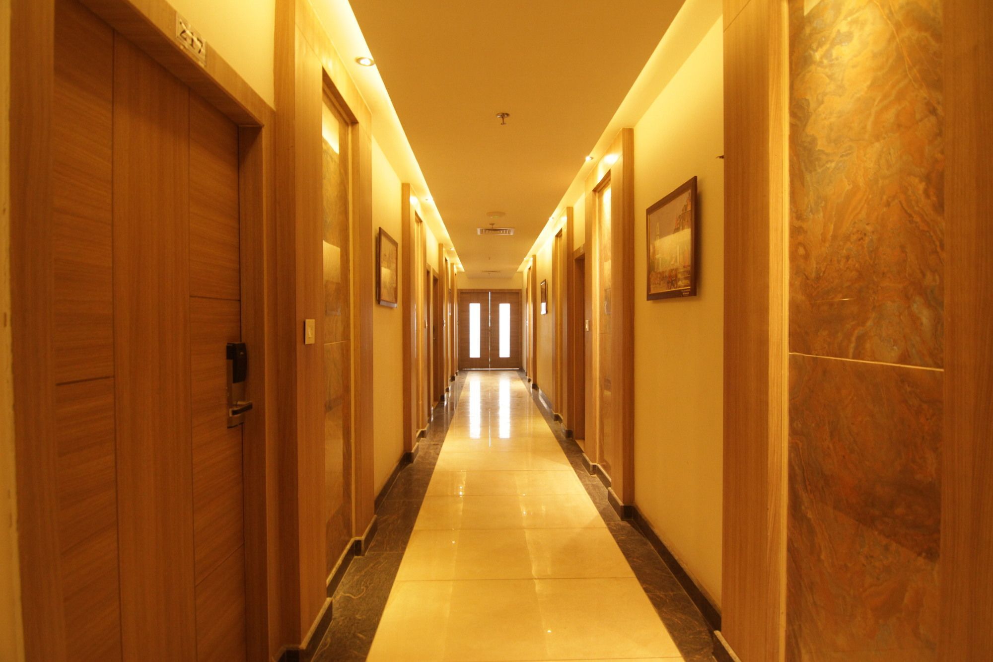 Oyo 2054 New Hotel Broadway Варанаси Экстерьер фото